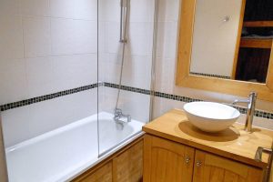 Bathroom with bath/shower, wc, and wash basin